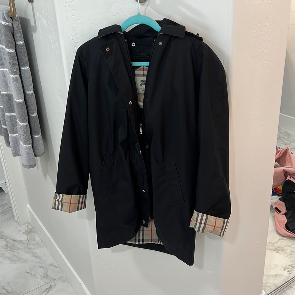 AUTHENTIC Burberry trench coat. Size 6R